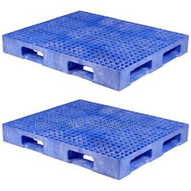 Chemical-Resistant Rackable Plastic Pallets