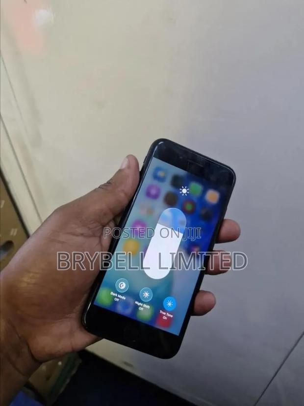 Apple iPhone SE (2020) 64 GB Black - main view