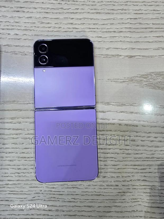 Samsung Galaxy Z Flip4 256 GB - main view