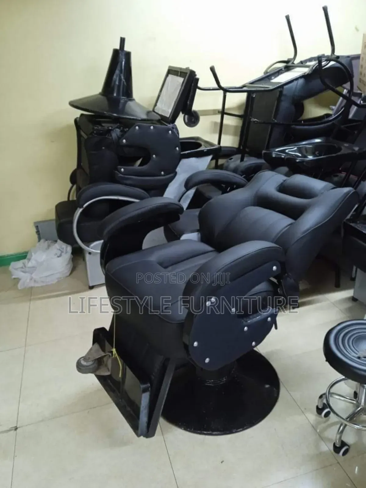 Kinyozi Chairs