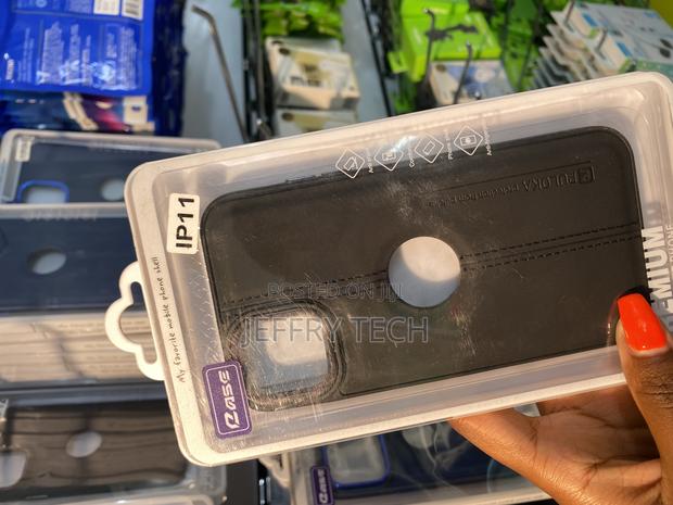 Loka iPhone 11 Leather Back Case With Apple Logo Cut - thumbnail 3