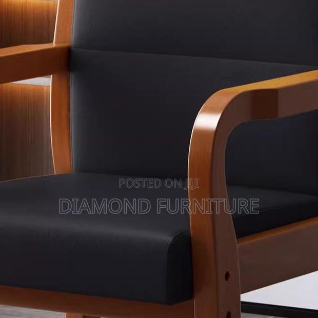 Office Chair; Simple Executive Office Chair – Comfort Meets Elegance - thumbnail 2