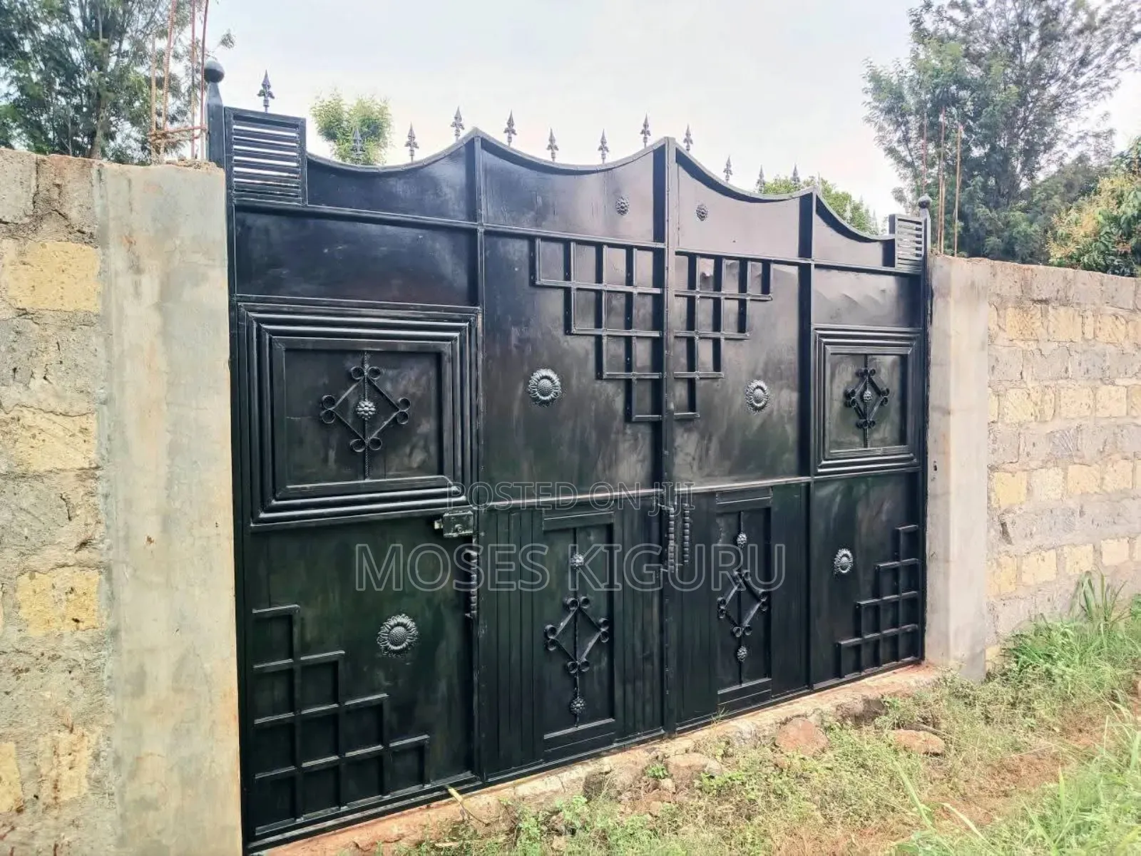 Mugutha 40x80 Plot With Perimeter Wall.