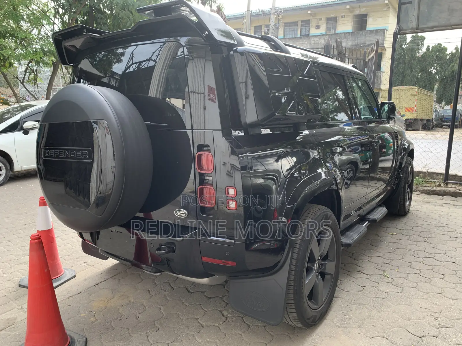 Land Rover Defender SE 2023 Black