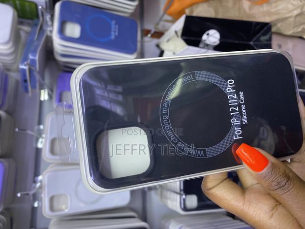 Anker Magnetic Silicone Case for iPhone 12 / iPhone 12 Pro - thumbnail 3