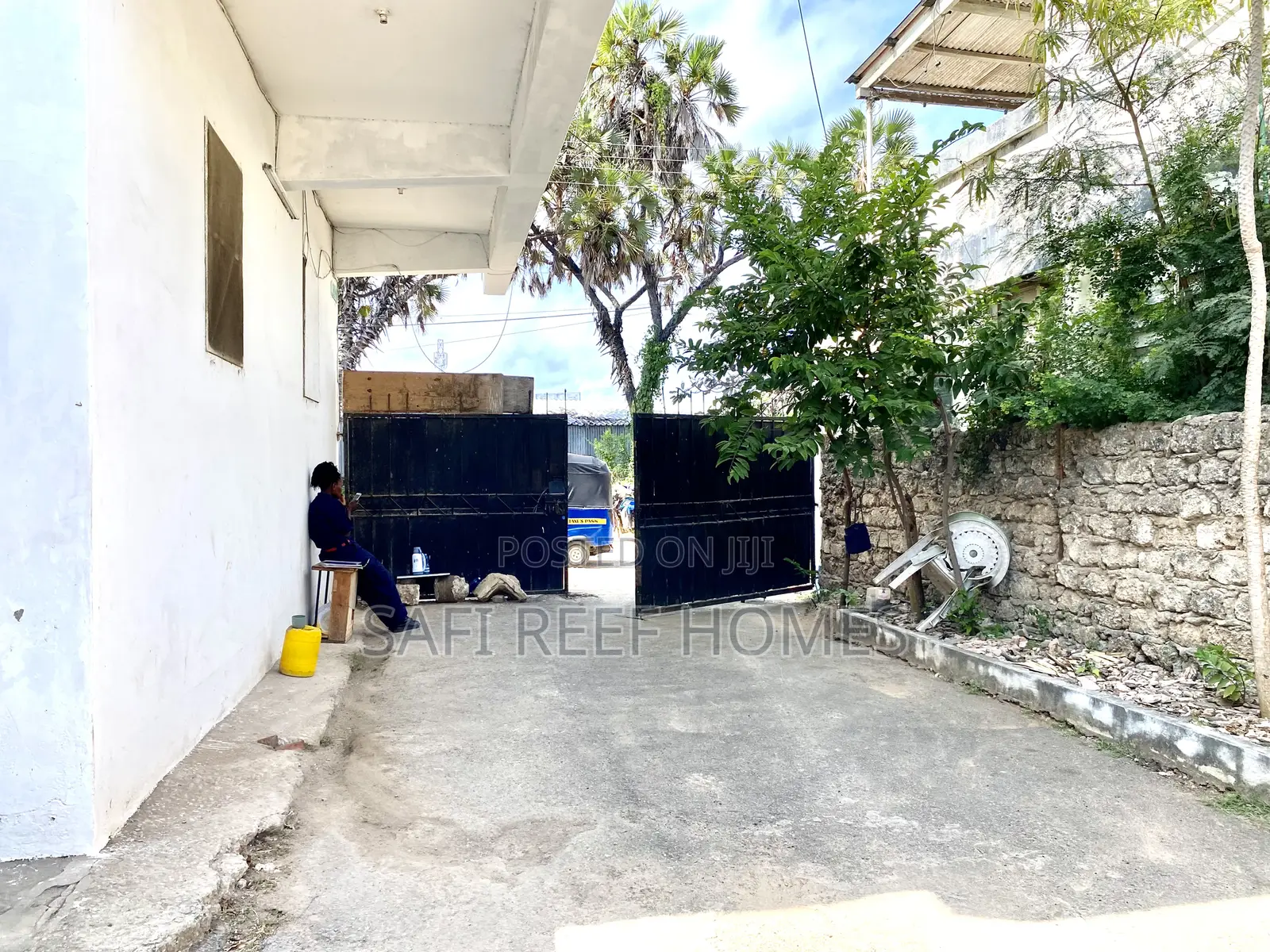 Single Office Space to Let in Nyali With Parking