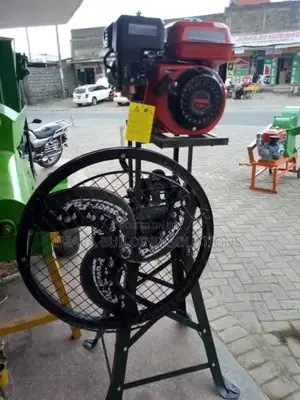 Heavy-Duty 3-Blade Chaff Cutter With Engine– Built for Farmers