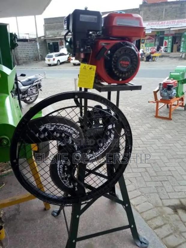 Heavy-Duty 3-Blade Chaff Cutter With Engine– Built for Farmers
