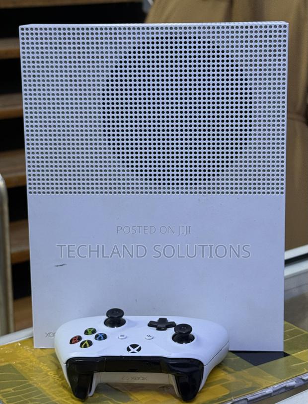 Sparkling Clean Xbox One S - thumbnail 2