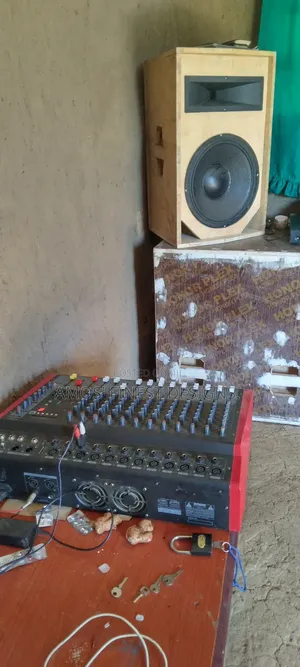 Omax 12 Channels Powered Mixer