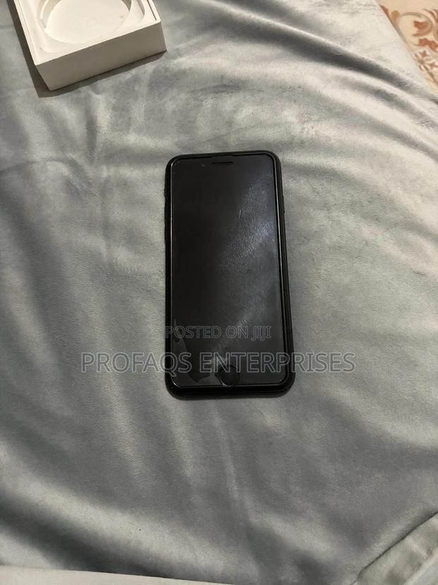 Apple iPhone SE (2022) 64 GB Black - thumbnail 2
