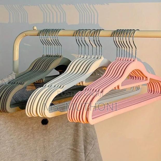 10 Pack Elegant Non-Slip Hangers With Tie Bar*