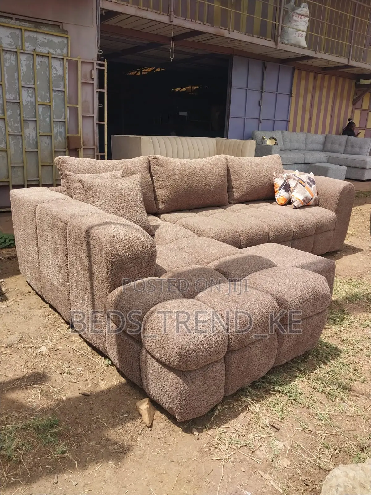 Profiled 6 Seater Bubble L Seat With a Puff