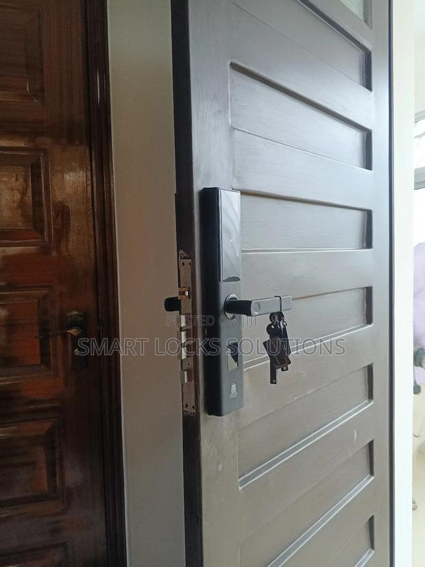 Biometric Smart Door Lock - thumbnail 3
