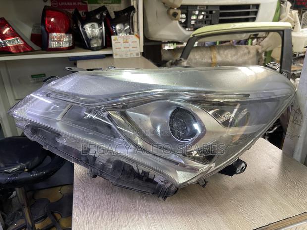 Toyota Vitz Headlight (Part No 303) - thumbnail 2