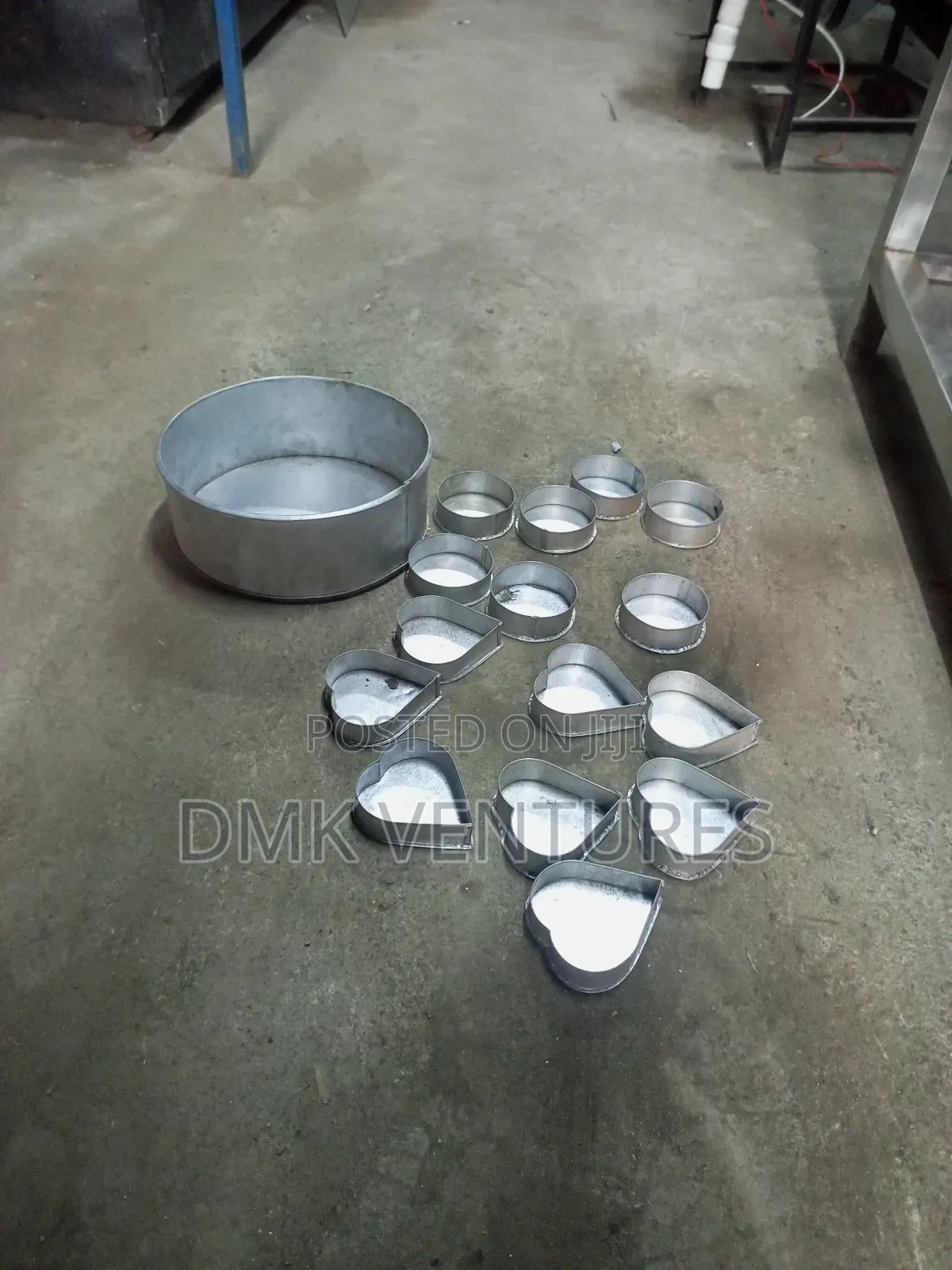Modernized Quality Cake's Bakery Tins