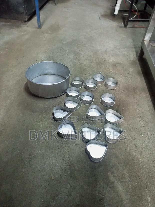 Modernized Quality Cake's Bakery Tins