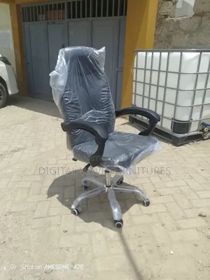 Black Swivel Office Chair.