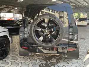 Land Rover Defender SE 2024 Black