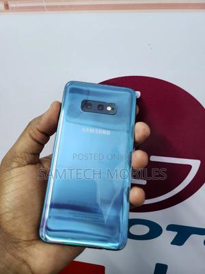 Samsung Galaxy S10e 128 GB Gray - thumbnail 2