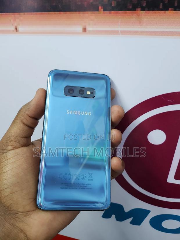 Samsung Galaxy S10e 128 GB Gray - thumbnail 3