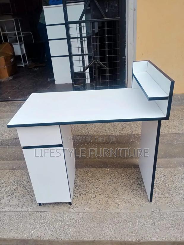 Manicure Table - main view