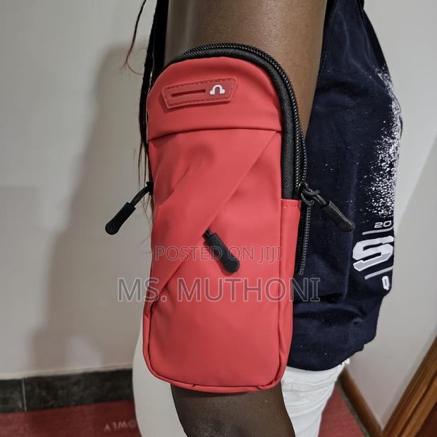 Universal Outdoors Waterproof Arm Sleeve Phone Holder - thumbnail 5