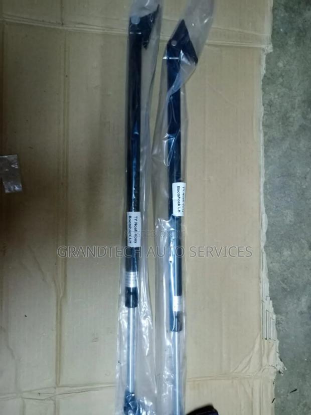 Noah /Voxy 2005-2013 Kyb Boot Shocks