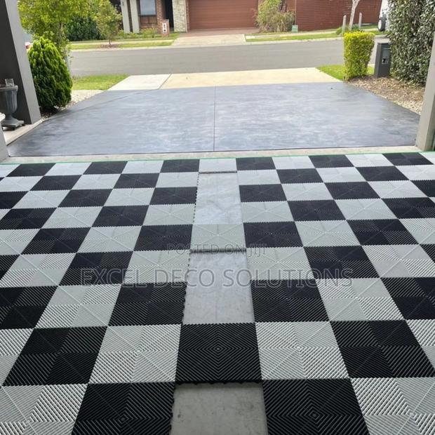 Durable Anti-Oil Garage Mat 40x40cm – Easy to Wash, Interlocking