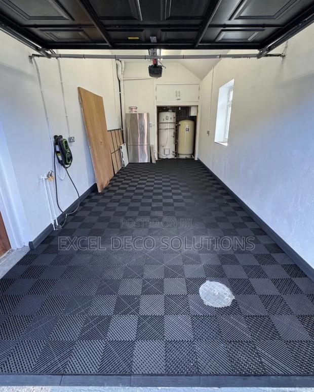 Durable Garage Mat 40x40cm – Heavy Duty, Oil Resistant