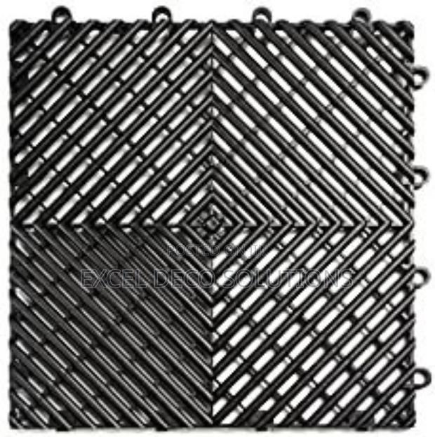 Protective Garage Mat 40x40cm – Durable, Waterproof Easy to Clean