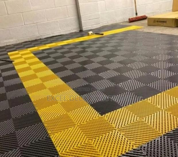 Long-Lasting Garage Mat 40x40cm Durable, Washable Oil Resistant
