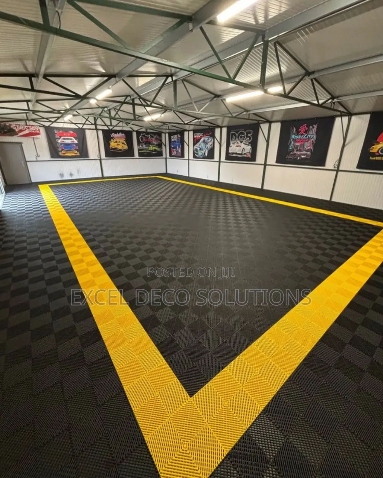 Garage Floor Mat 40x40cm – Heavy-Duty Washable Protection 