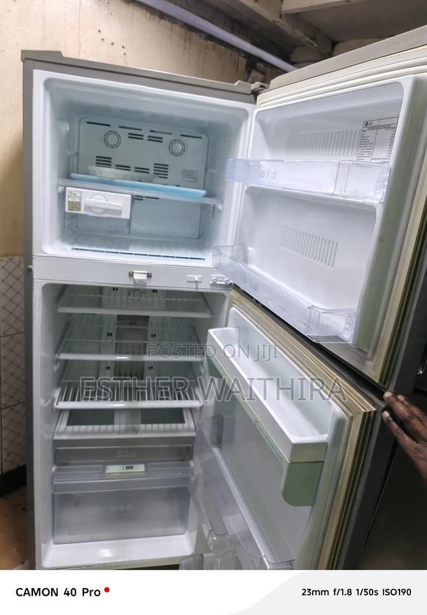 Spacious Lg Silver Fridge - thumbnail 4