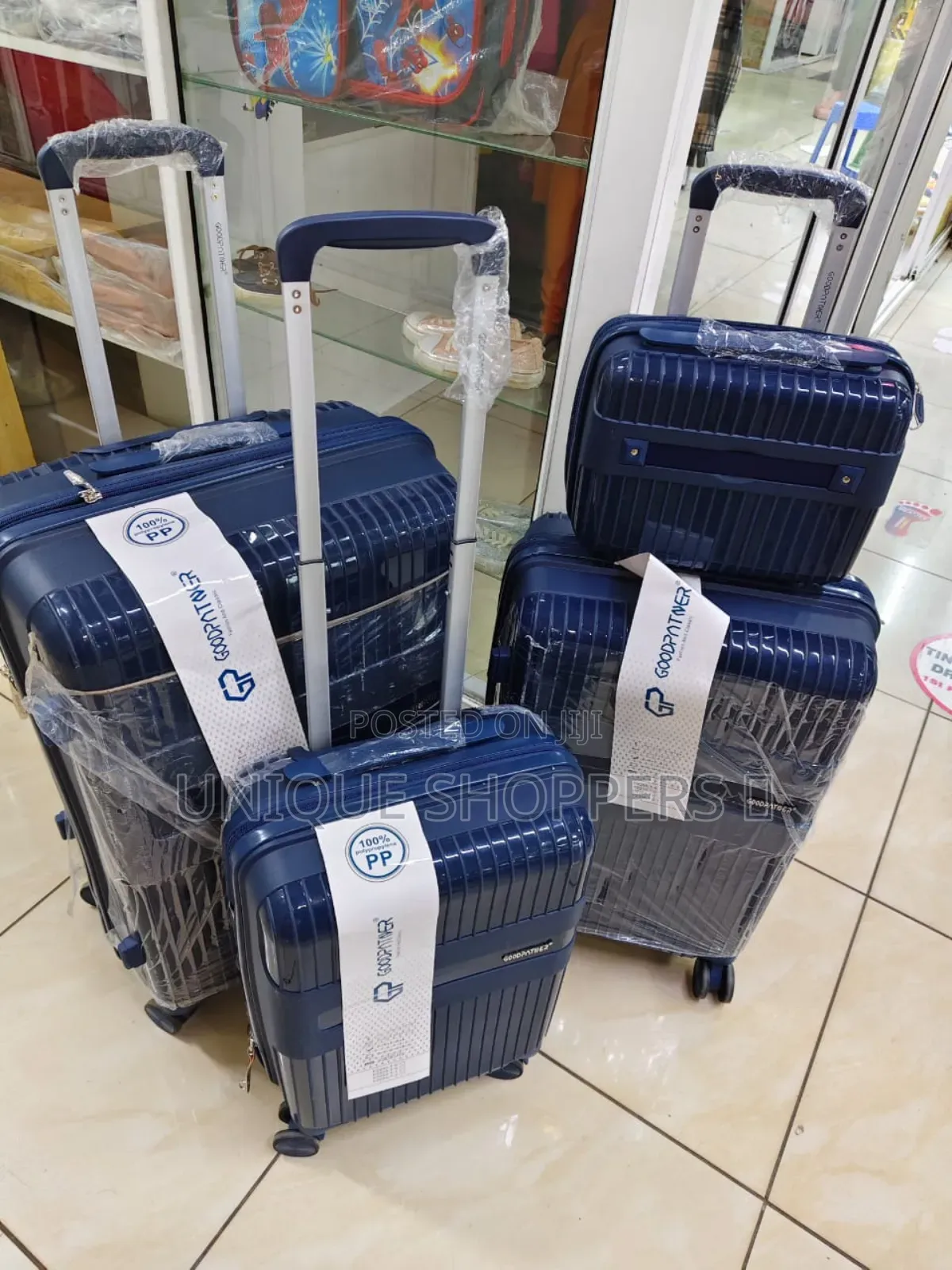 *4 in 1 Luxurious Unbreakable Suitcase* Zipper Closure Frame.