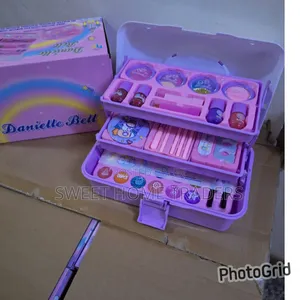 Danielle Bell Make Up Kit