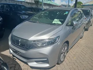 Honda Fit Shuttle 2018 Silver