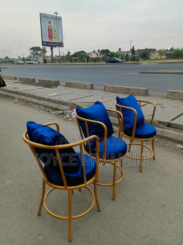 Manicure Blue Seats