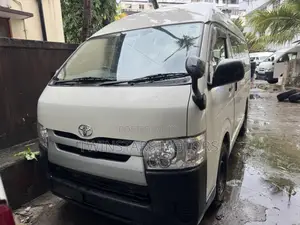 Toyota Regius 2019 White