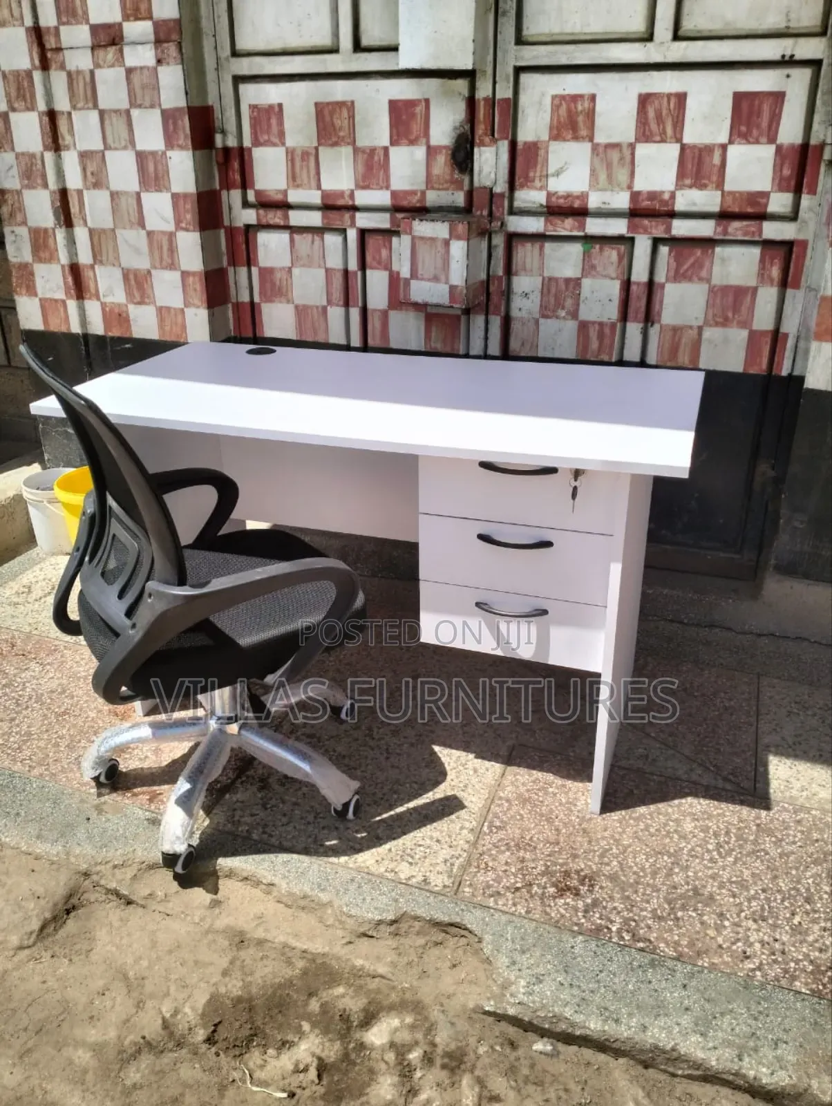 Swivel Mesh Chair and Office Desk