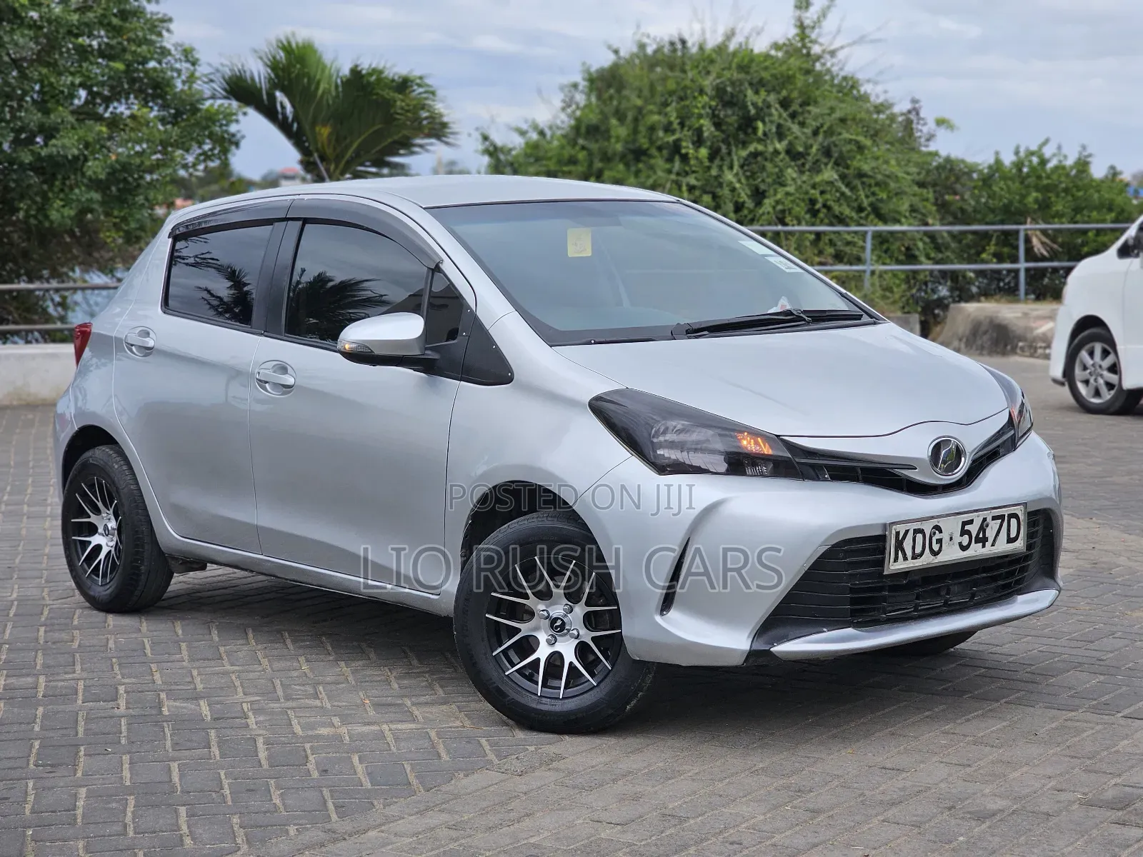 Toyota Vitz 2015 Silver