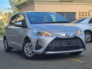 Toyota Vitz 2018 Silver