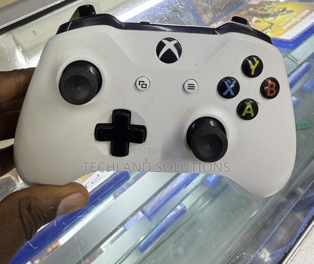 Preloved Xbox One Controller - thumbnail 2