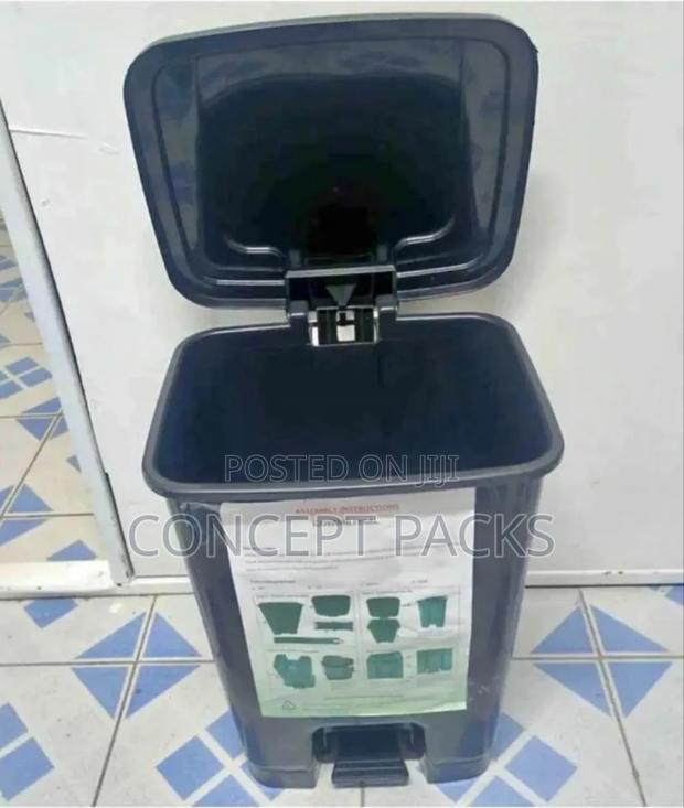 30 Litres Plastic Pedal Bin.