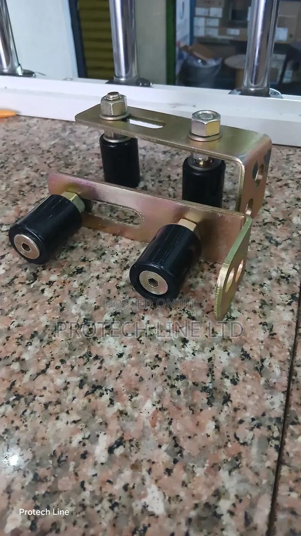 Adjustable L Bracket With Gate Guiders