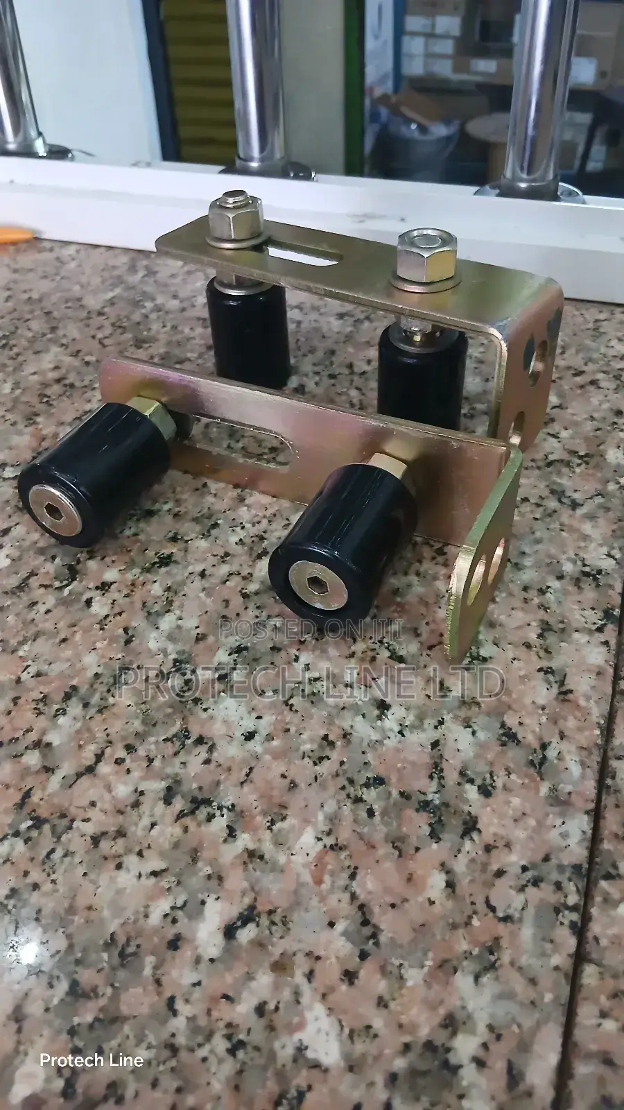 Adjustable L Bracket With Gate Guiders
