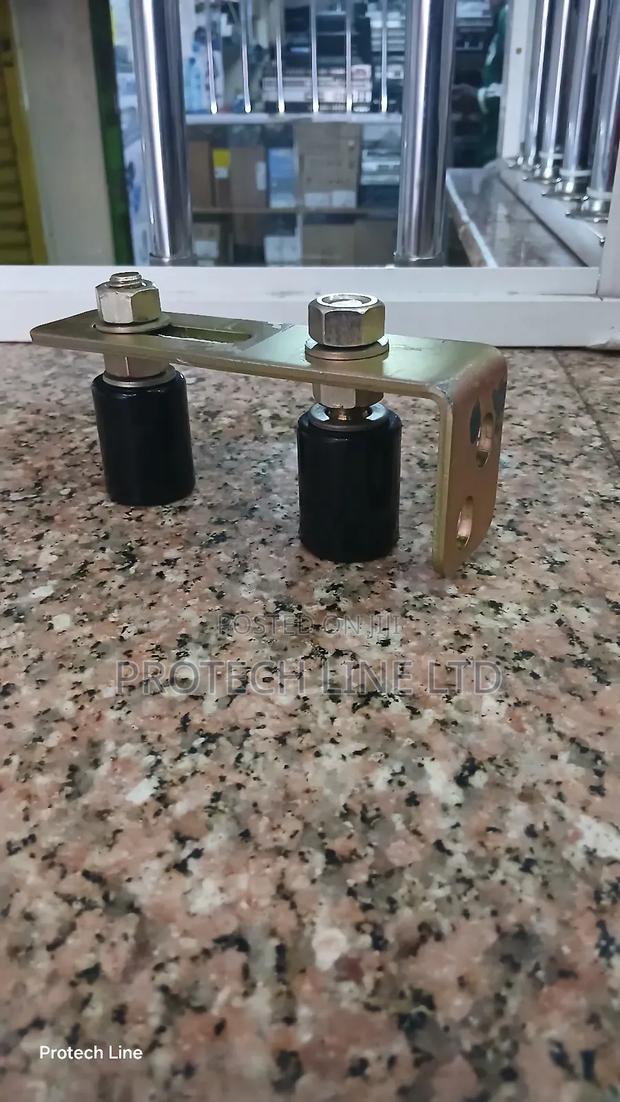 Adjustable L Bracket With Gate Guiders - thumbnail 3