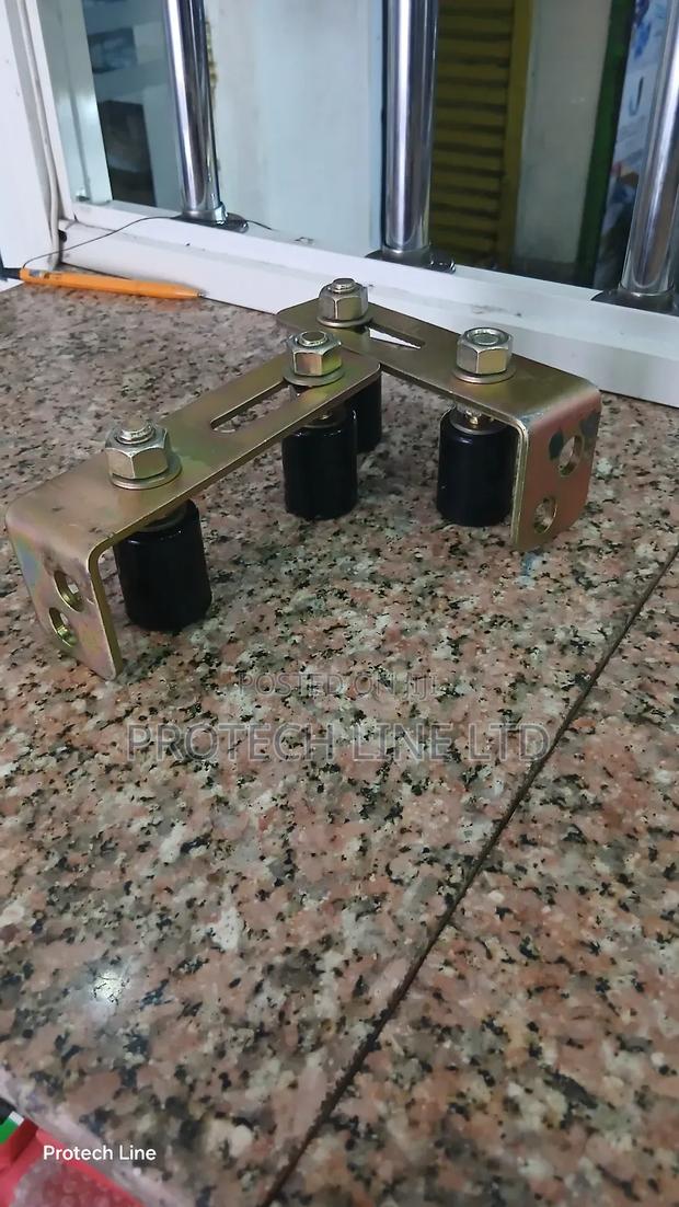 Adjustable L Bracket With Gate Guiders - thumbnail 4