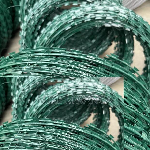 Sharp Green Coated Razor Wire - thumbnail 2