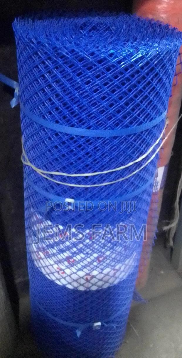 Plastic Poultry Mesh 1m by 25m Roll - thumbnail 2